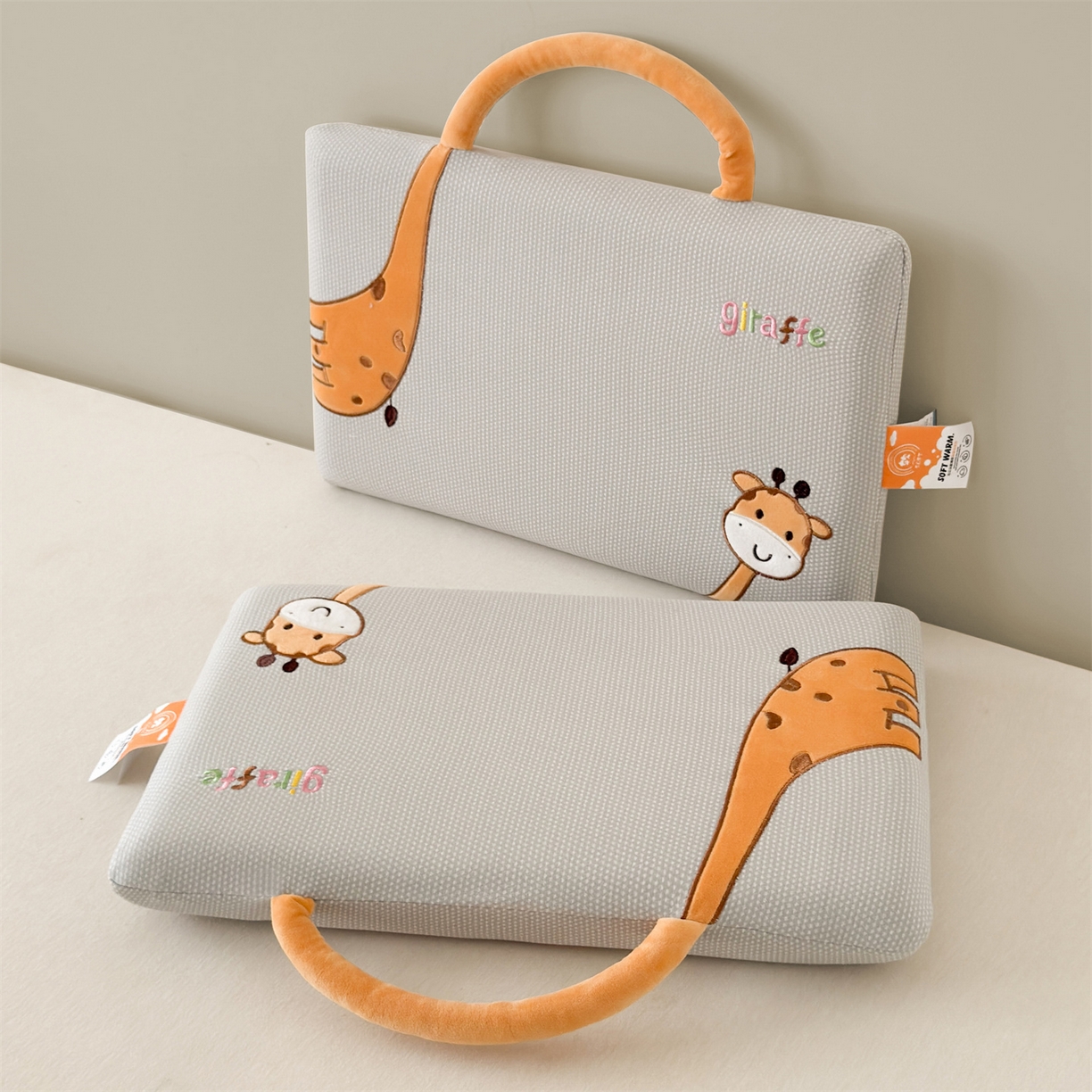 91家纺网 家纺一手货源 找家纺 麦肯锡 2025新款长颈鹿面包儿童记忆枕 枕头枕芯 灰色/只