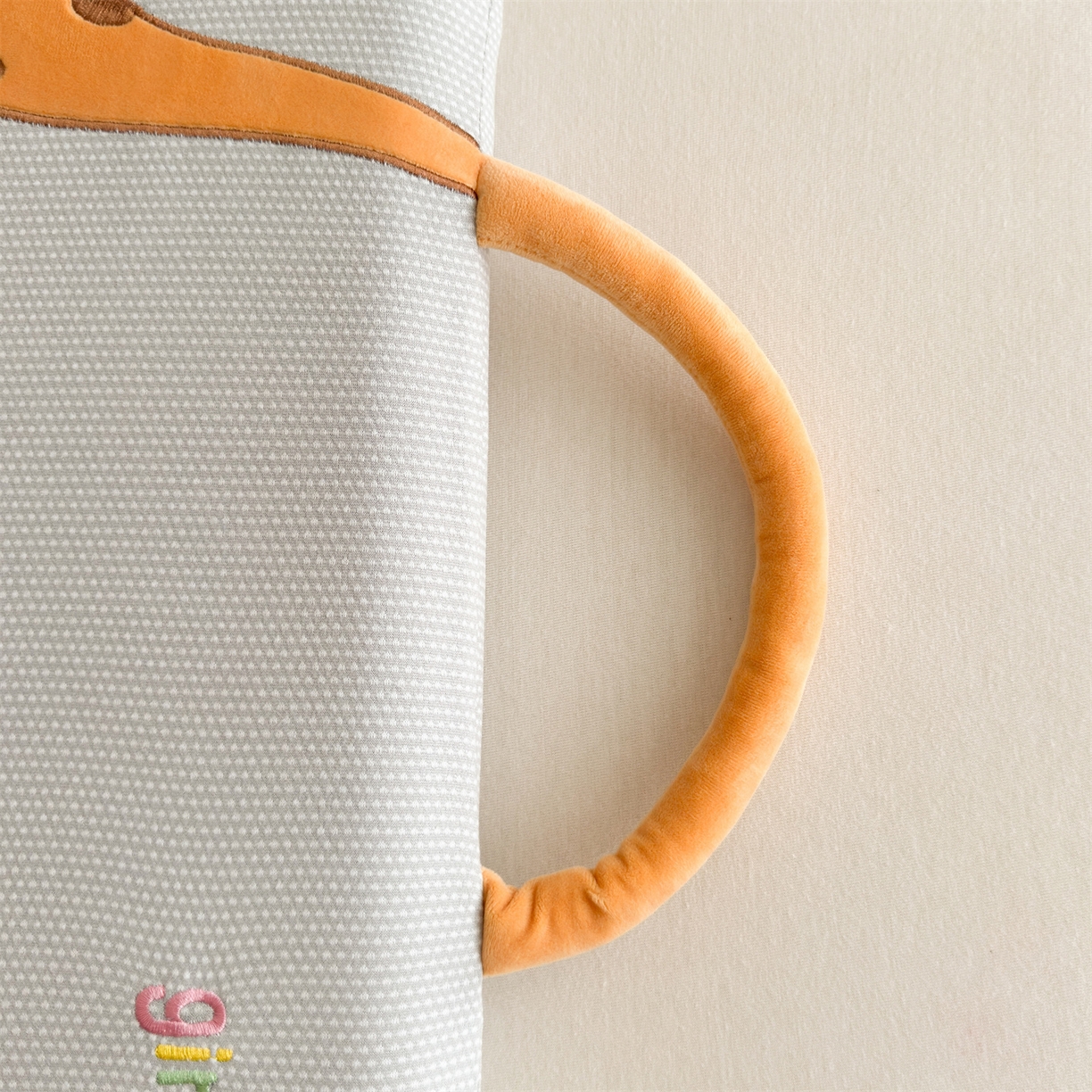 91家纺网 家纺一手货源 找家纺 麦肯锡 2025新款长颈鹿面包儿童记忆枕 枕头枕芯 灰色/只