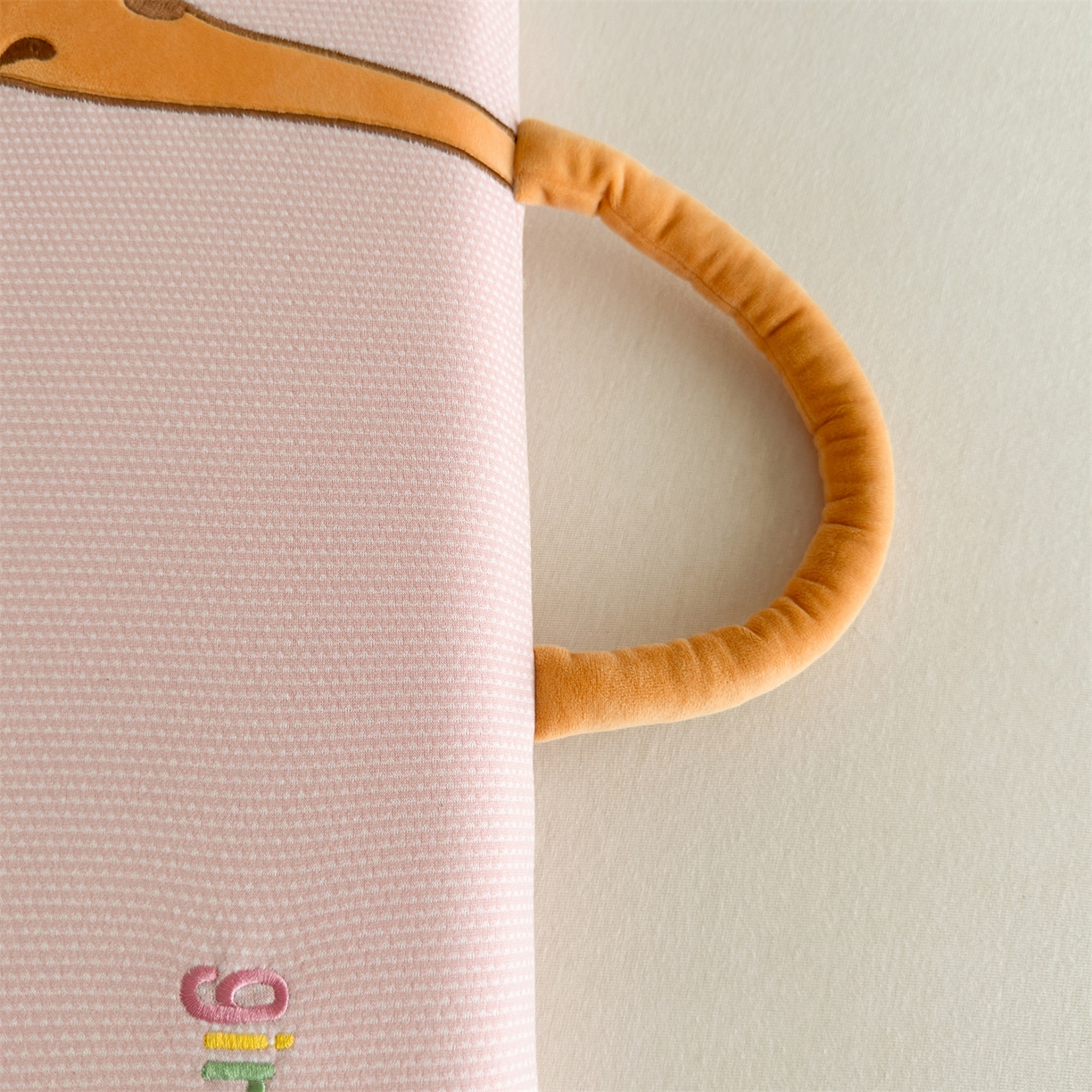 91家纺网 家纺一手货源 找家纺 麦肯锡 2025新款长颈鹿面包儿童记忆枕 枕头枕芯 粉色/只