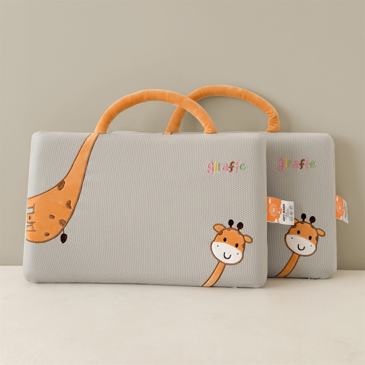 91家纺网 家纺一手货源 找家纺 麦肯锡 2025新款长颈鹿面包儿童记忆枕 枕头枕芯 灰色/只