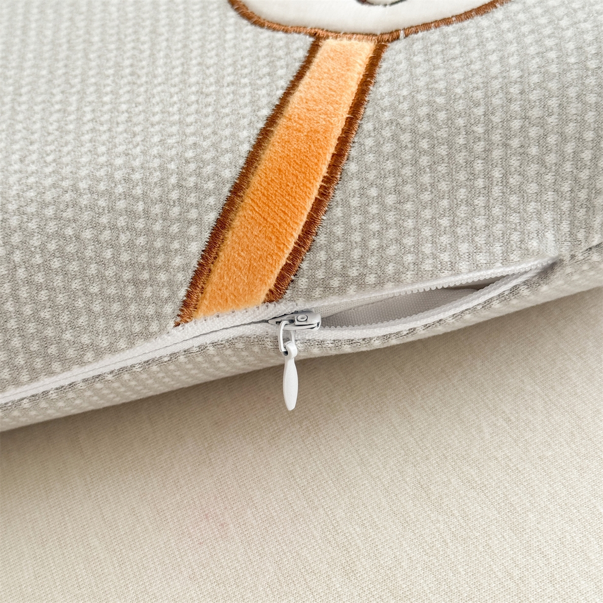 91家纺网 家纺一手货源 找家纺 麦肯锡 2025新款长颈鹿面包儿童记忆枕 枕头枕芯 灰色/只