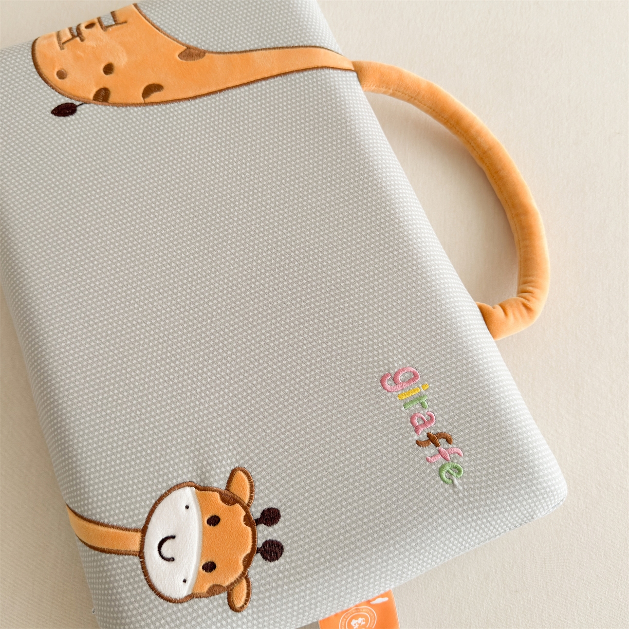 91家纺网 家纺一手货源 找家纺 麦肯锡 2025新款长颈鹿面包儿童记忆枕 枕头枕芯 灰色/只