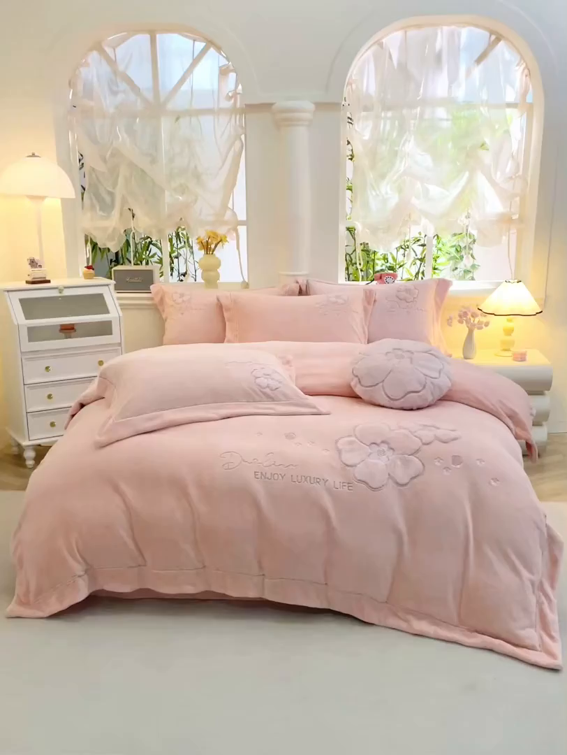 91家纺网 家纺一手货源 找家纺 （总）棉生活家纺 2025新款高奢工艺260克A类牛奶绒兔毛贴布绣四件套-秀妍