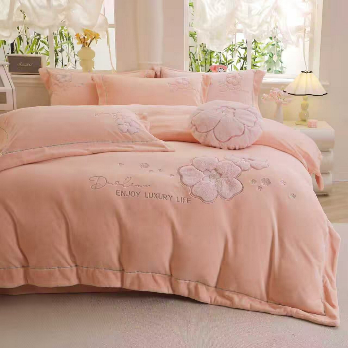 91家纺网 家纺一手货源 找家纺 （总）棉生活家纺 2025新款高奢工艺260克A类牛奶绒兔毛贴布绣四件套-秀妍