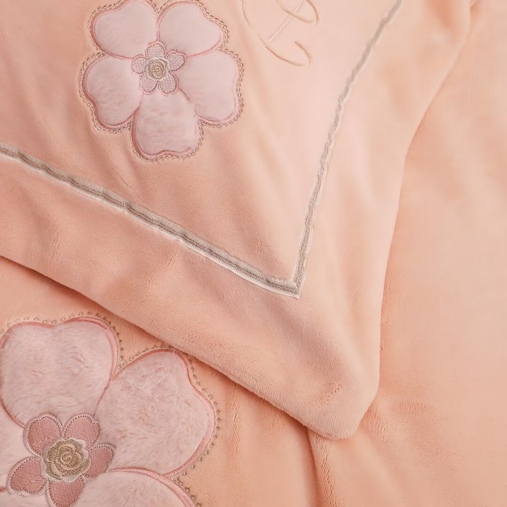 91家纺网 家纺一手货源 找家纺 （总）棉生活家纺 2025新款高奢工艺260克A类牛奶绒兔毛贴布绣四件套-秀妍