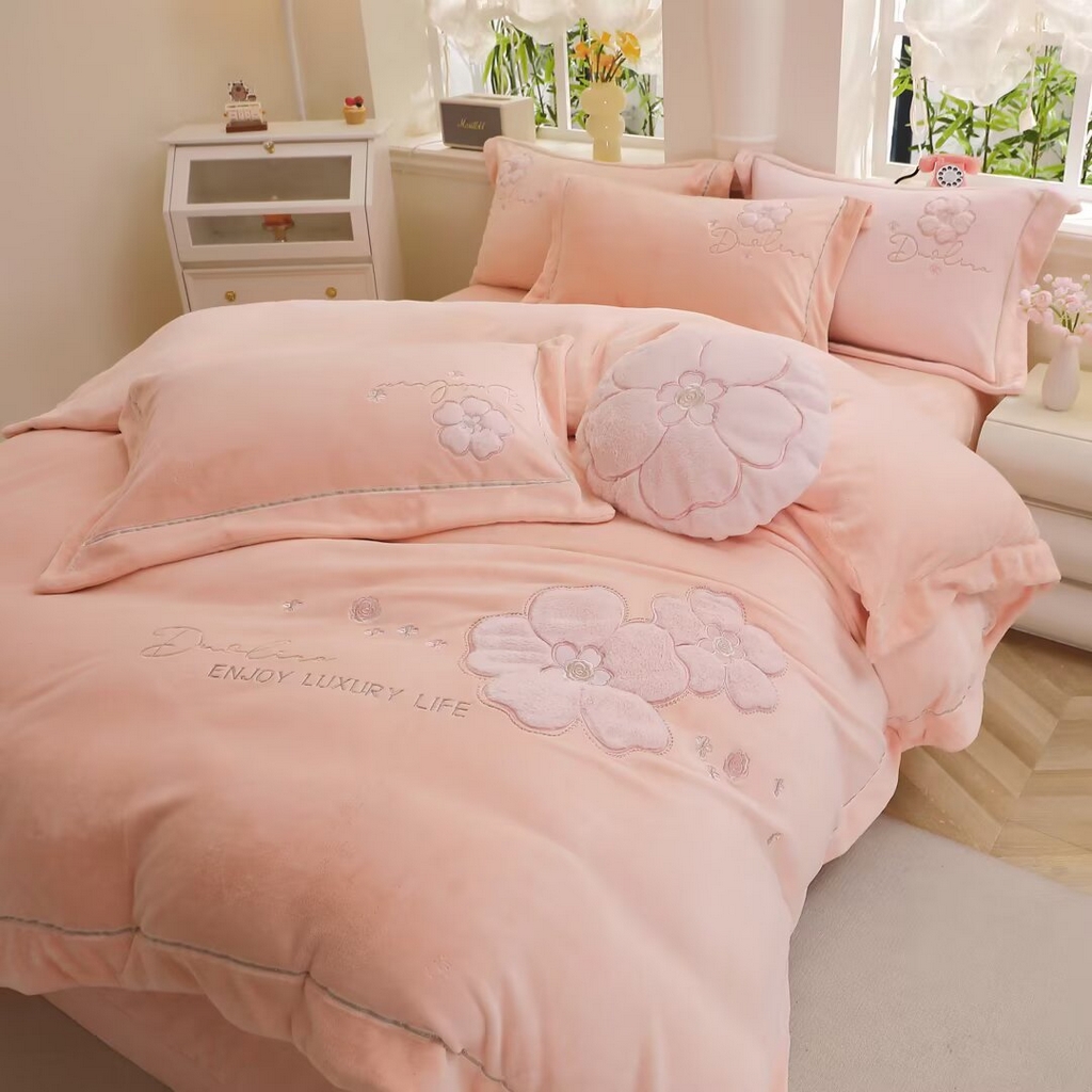 91家纺网 家纺一手货源 找家纺 （总）棉生活家纺 2025新款高奢工艺260克A类牛奶绒兔毛贴布绣四件套-秀妍