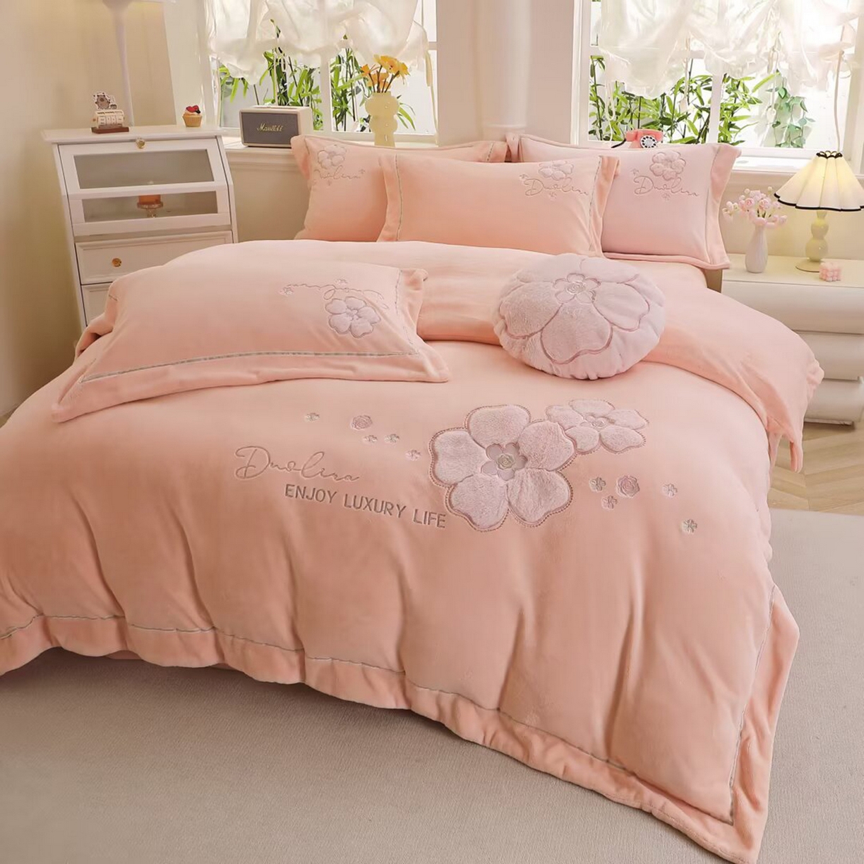 91家纺网 家纺一手货源 找家纺 （总）棉生活家纺 2025新款高奢工艺260克A类牛奶绒兔毛贴布绣四件套-秀妍