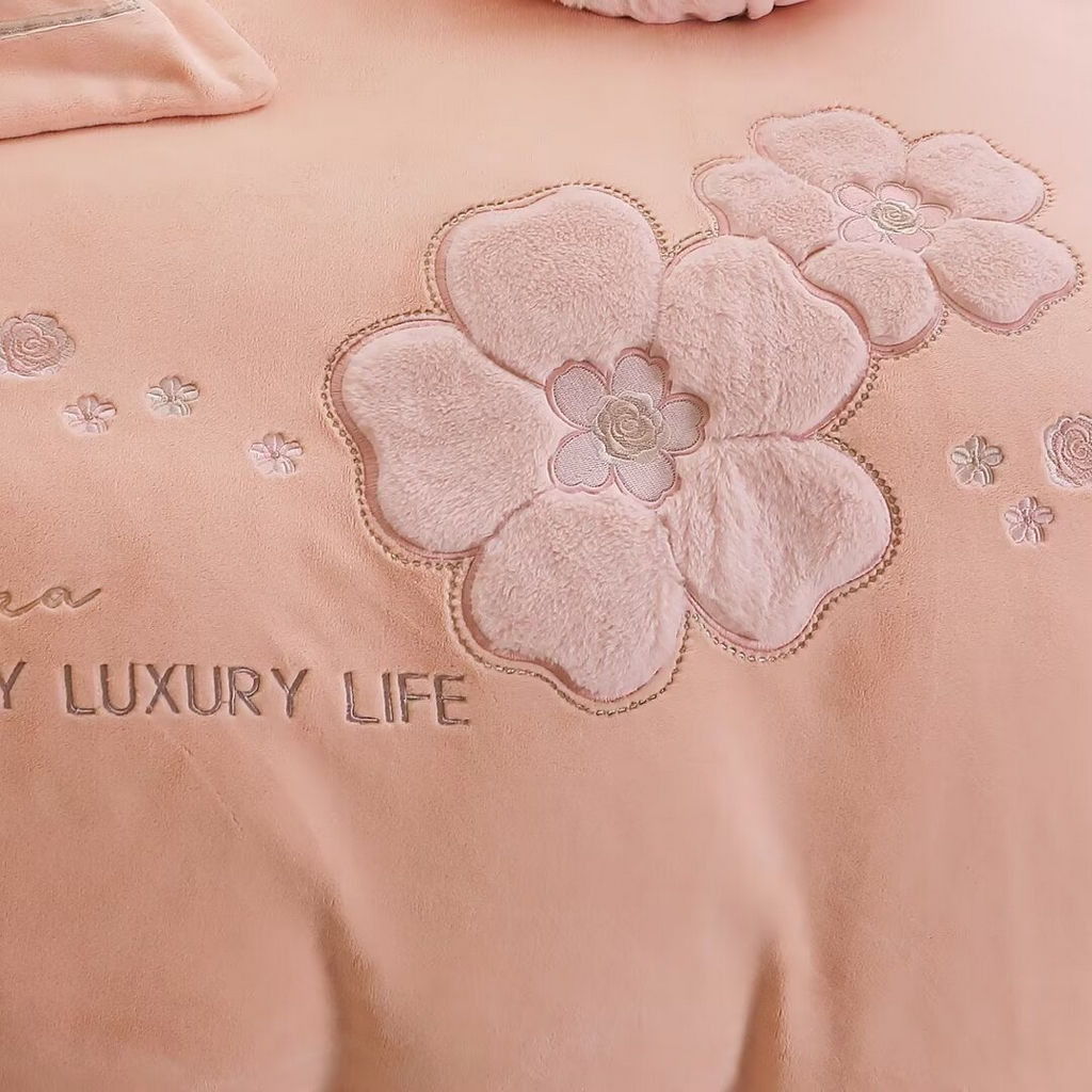 91家纺网 家纺一手货源 找家纺 棉生活家纺 2025新款高奢工艺260克A类牛奶绒兔毛贴布绣四件套-秀妍 秀妍-粉玉