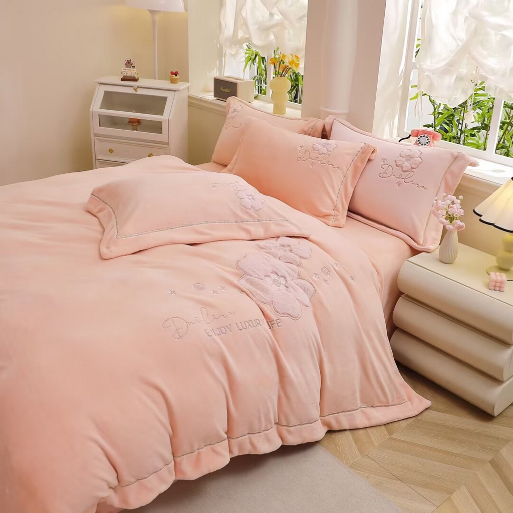 91家纺网 家纺一手货源 找家纺 棉生活家纺 2025新款高奢工艺260克A类牛奶绒兔毛贴布绣四件套-秀妍 秀妍-粉玉