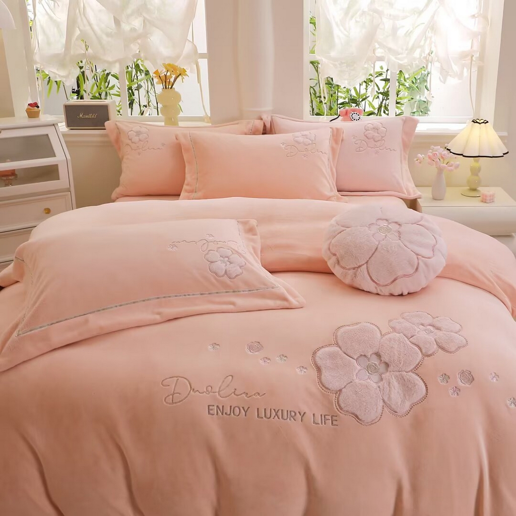 91家纺网 家纺一手货源 找家纺 棉生活家纺 2025新款高奢工艺260克A类牛奶绒兔毛贴布绣四件套-秀妍 秀妍-粉玉