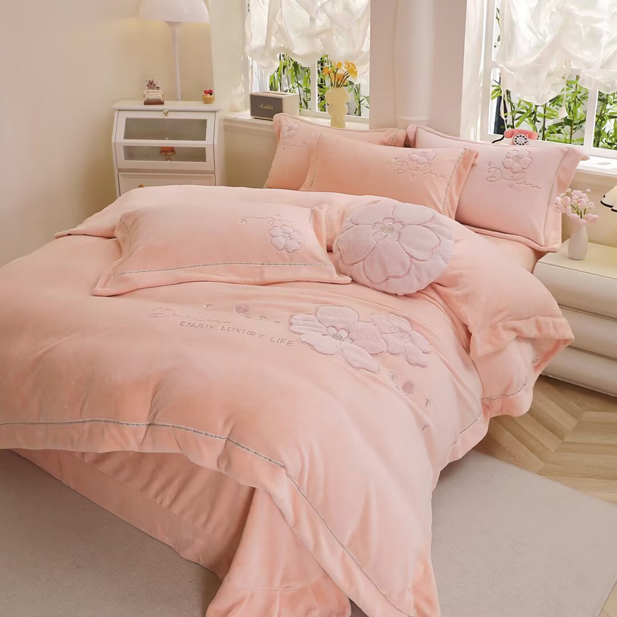 91家纺网 家纺一手货源 找家纺 棉生活家纺 2025新款高奢工艺260克A类牛奶绒兔毛贴布绣四件套-秀妍 秀妍-粉玉