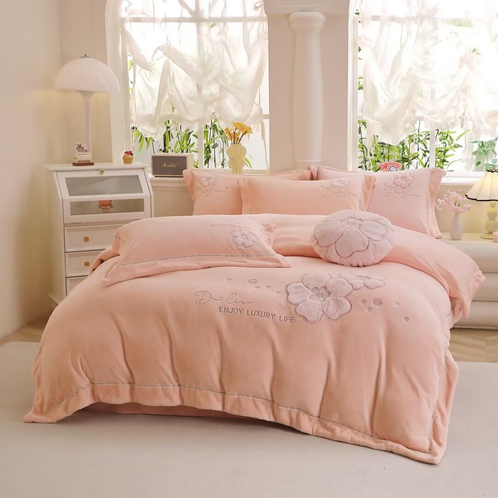 91家纺网 家纺一手货源 找家纺 棉生活家纺 2025新款高奢工艺260克A类牛奶绒兔毛贴布绣四件套-秀妍 秀妍-粉玉