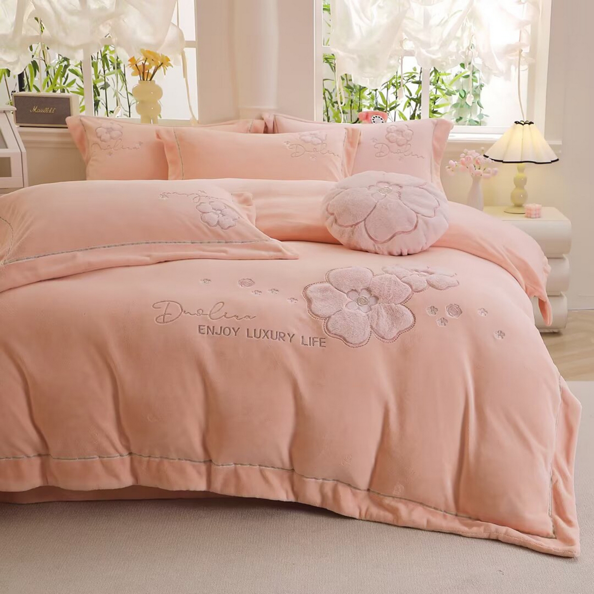 91家纺网 家纺一手货源 找家纺 棉生活家纺 2025新款高奢工艺260克A类牛奶绒兔毛贴布绣四件套-秀妍 秀妍-粉玉