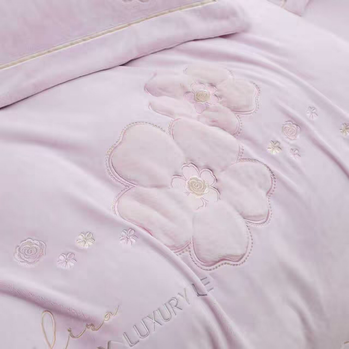 91家纺网 家纺一手货源 找家纺 棉生活家纺 2025新款高奢工艺260克A类牛奶绒兔毛贴布绣四件套-秀妍 秀妍-浪漫紫
