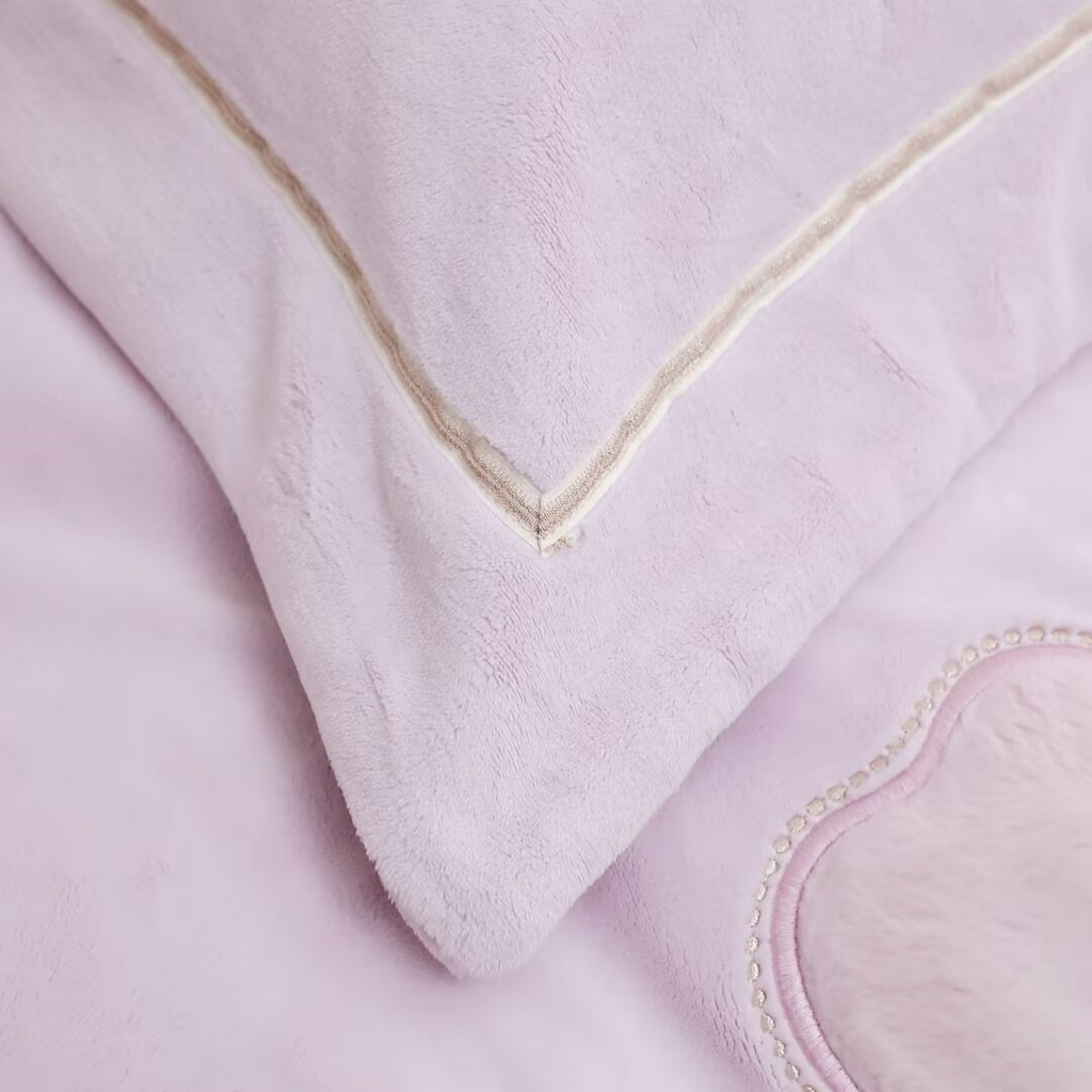 91家纺网 家纺一手货源 找家纺 棉生活家纺 2025新款高奢工艺260克A类牛奶绒兔毛贴布绣四件套-秀妍 秀妍-浪漫紫