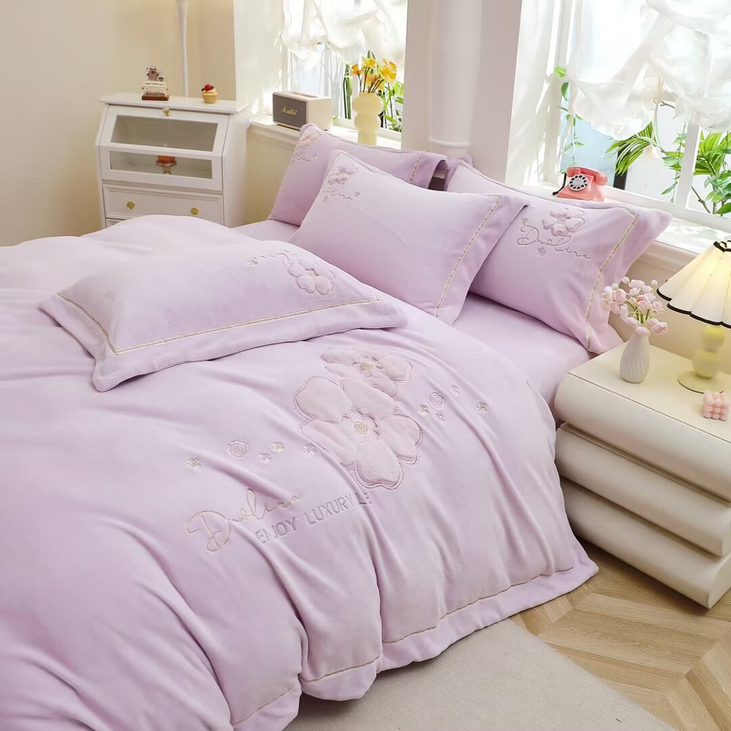 91家纺网 家纺一手货源 找家纺 棉生活家纺 2025新款高奢工艺260克A类牛奶绒兔毛贴布绣四件套-秀妍 秀妍-浪漫紫