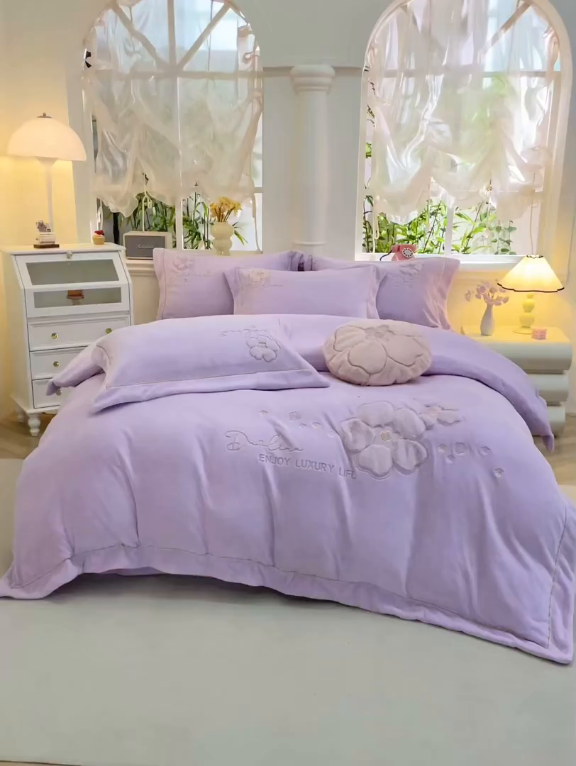 91家纺网 家纺一手货源 找家纺 棉生活家纺 2025新款高奢工艺260克A类牛奶绒兔毛贴布绣四件套-秀妍 秀妍-浪漫紫