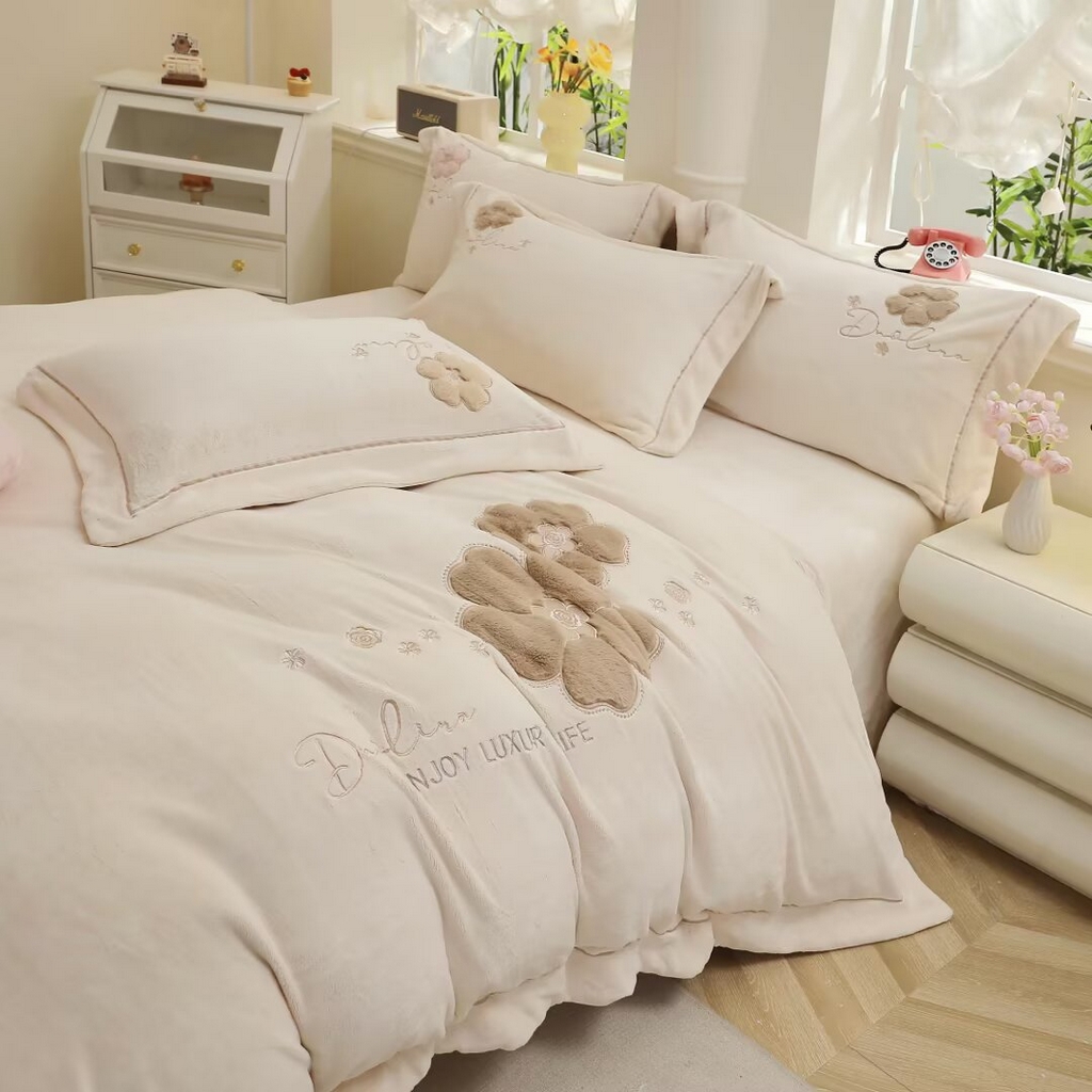 91家纺网 家纺一手货源 找家纺 棉生活家纺 2025新款高奢工艺260克A类牛奶绒兔毛贴布绣四件套-秀妍 秀妍-牛奶咖