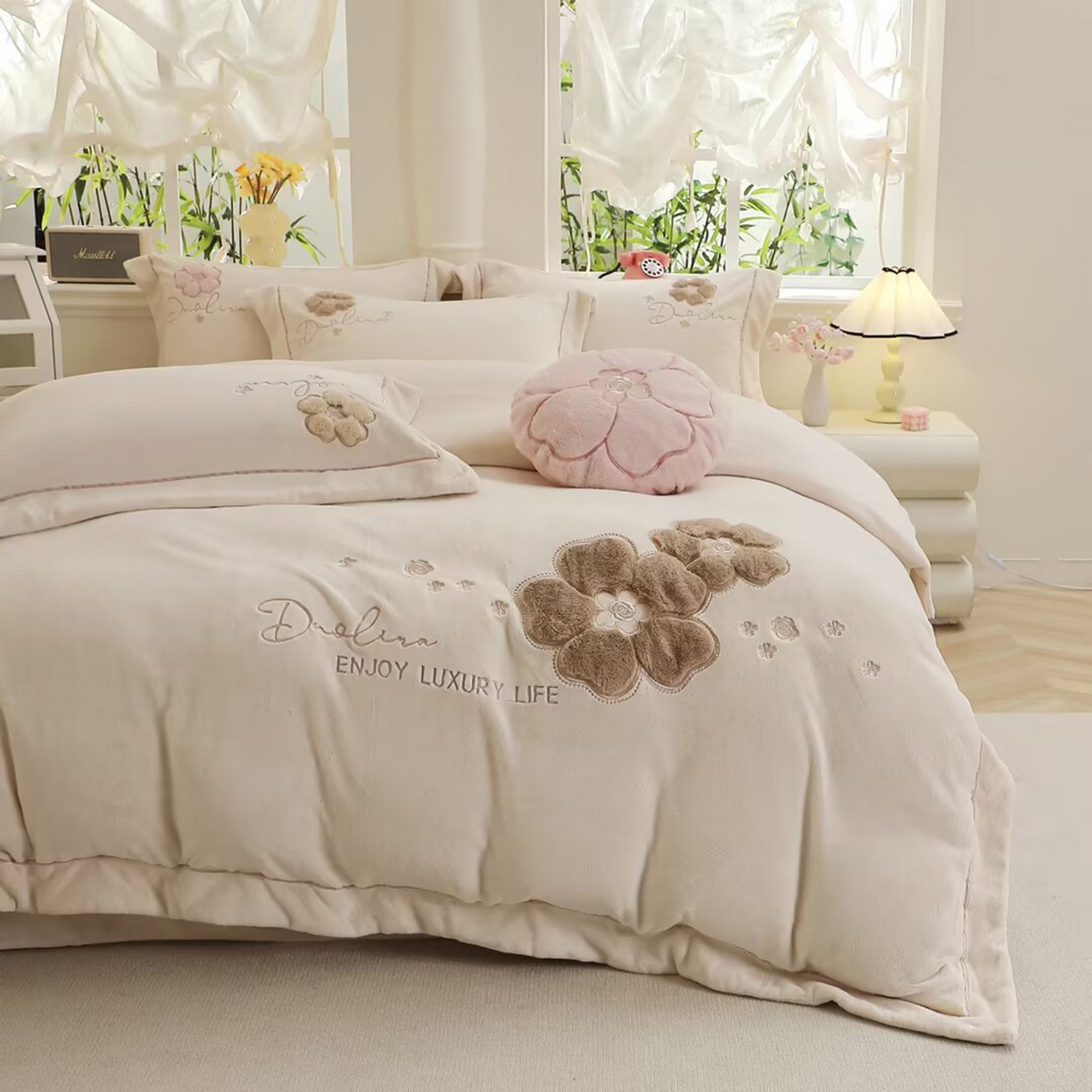 91家纺网 家纺一手货源 找家纺 棉生活家纺 2025新款高奢工艺260克A类牛奶绒兔毛贴布绣四件套-秀妍 秀妍-牛奶咖