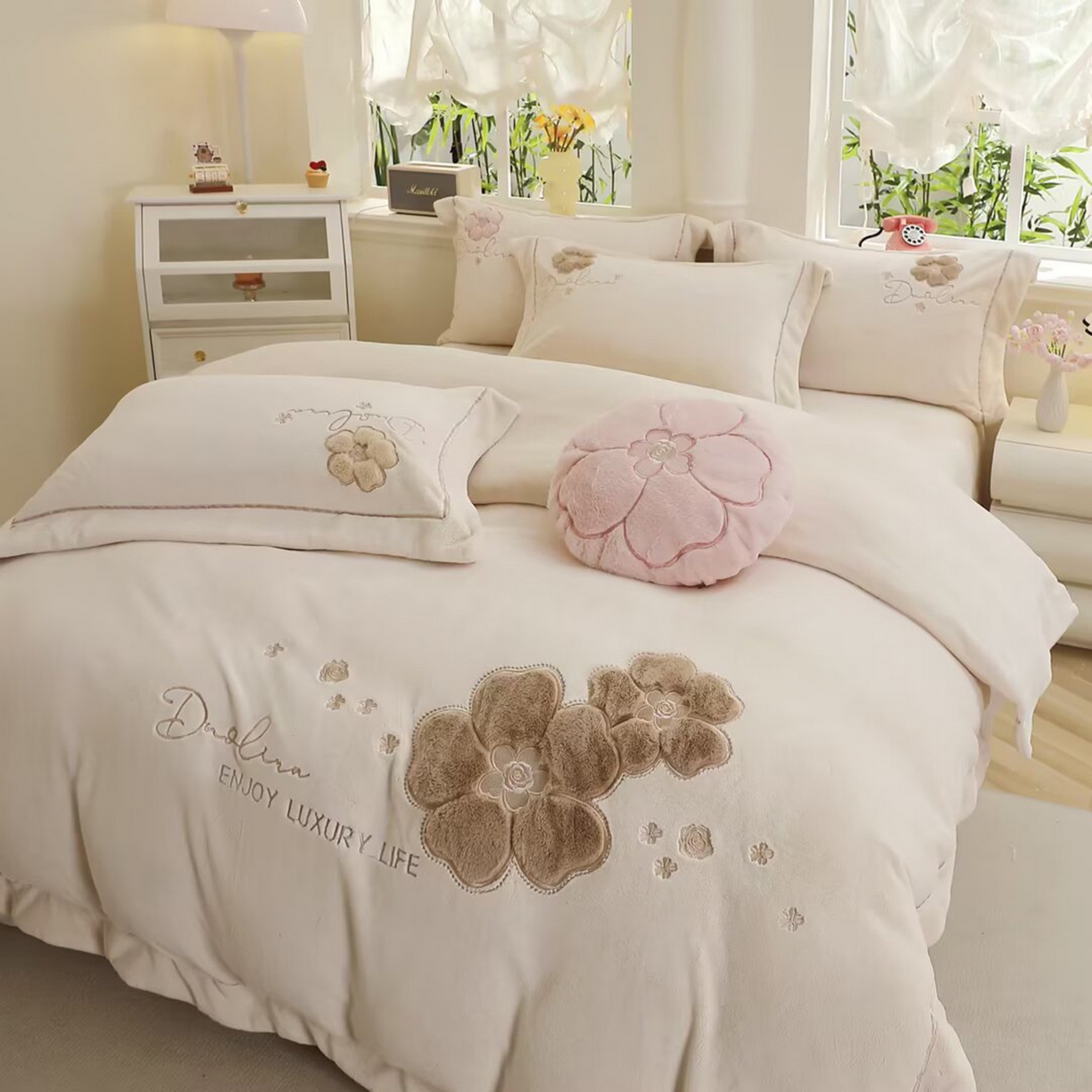 91家纺网 家纺一手货源 找家纺 棉生活家纺 2025新款高奢工艺260克A类牛奶绒兔毛贴布绣四件套-秀妍 秀妍-牛奶咖
