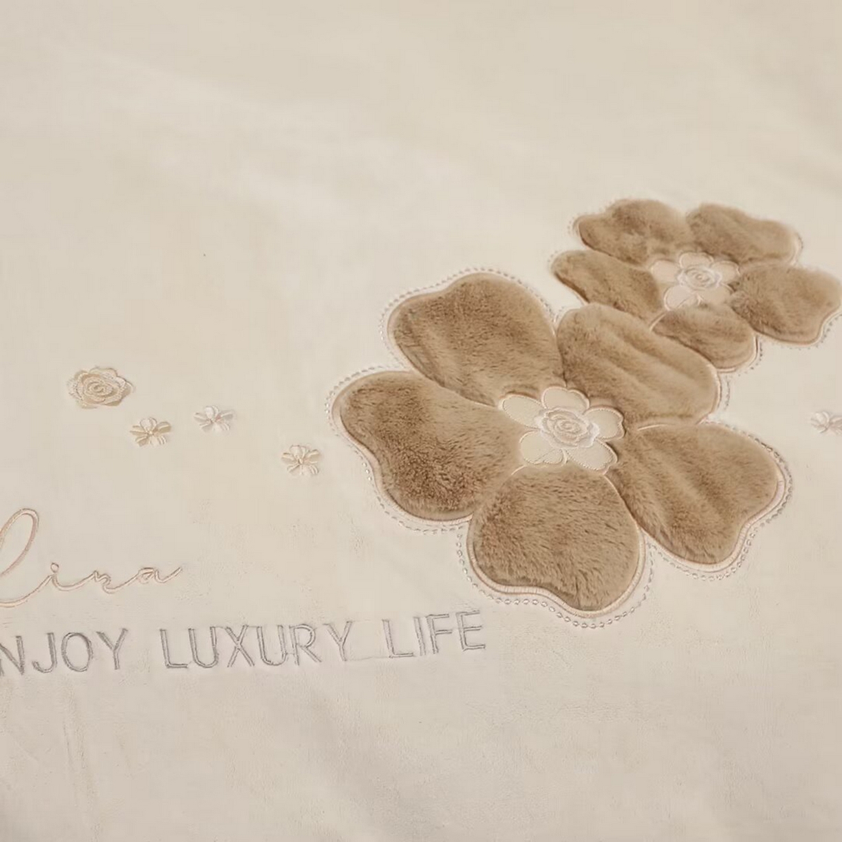 91家纺网 家纺一手货源 找家纺 棉生活家纺 2025新款高奢工艺260克A类牛奶绒兔毛贴布绣四件套-秀妍 秀妍-牛奶咖