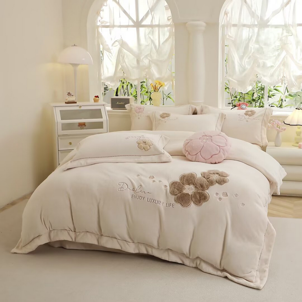 91家纺网 家纺一手货源 找家纺 棉生活家纺 2025新款高奢工艺260克A类牛奶绒兔毛贴布绣四件套-秀妍 秀妍-牛奶咖