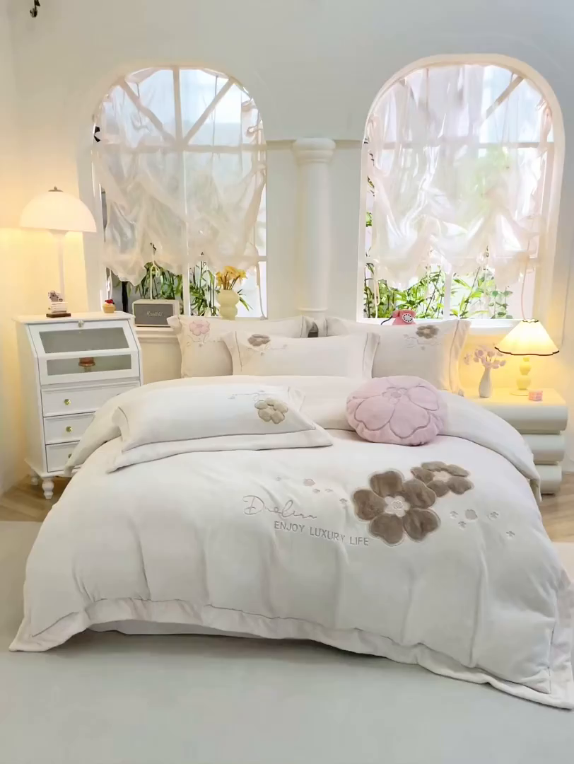 91家纺网 家纺一手货源 找家纺 棉生活家纺 2025新款高奢工艺260克A类牛奶绒兔毛贴布绣四件套-秀妍 秀妍-牛奶咖