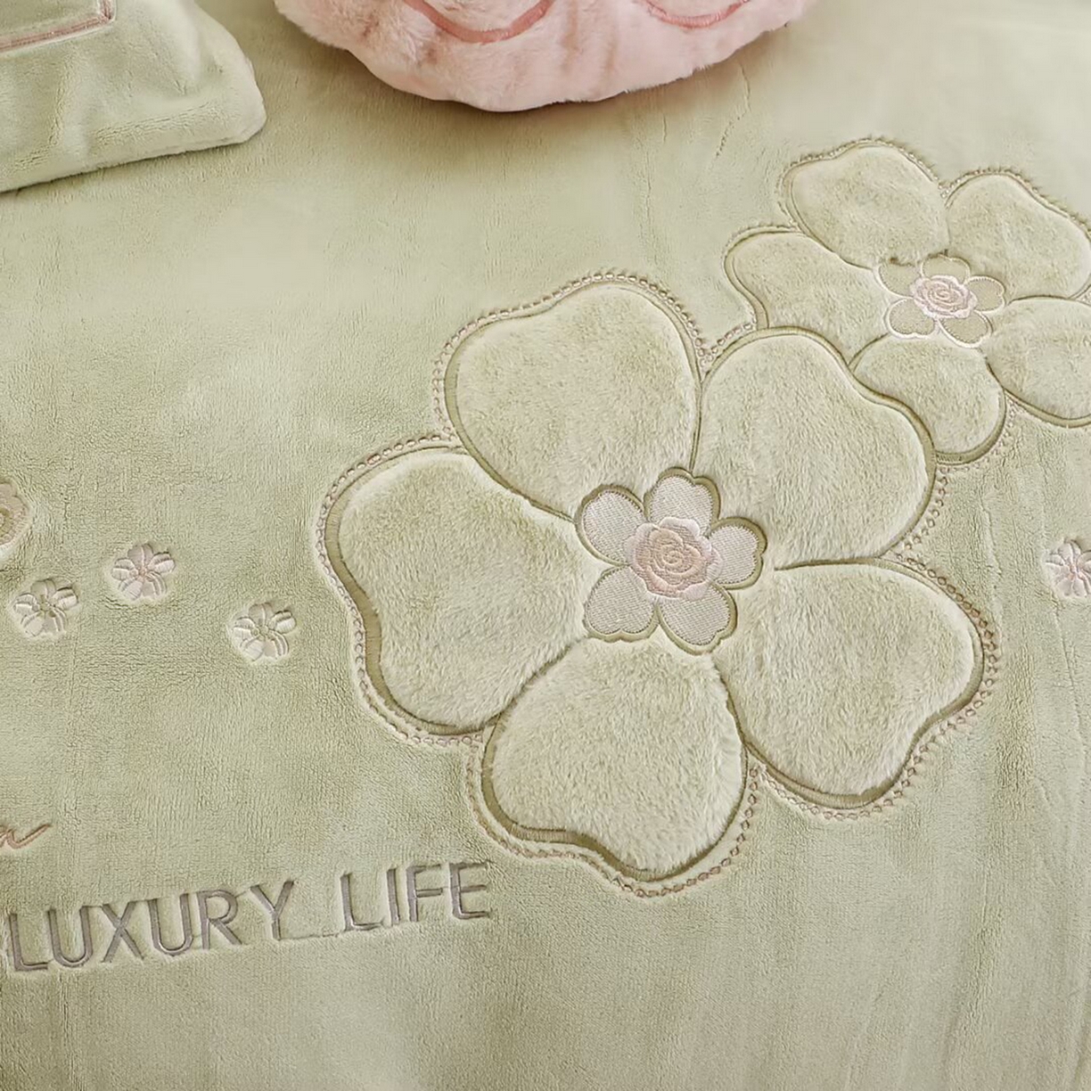 91家纺网 家纺一手货源 找家纺 棉生活家纺 2025新款高奢工艺260克A类牛奶绒兔毛贴布绣四件套-秀妍 秀妍-青草绿