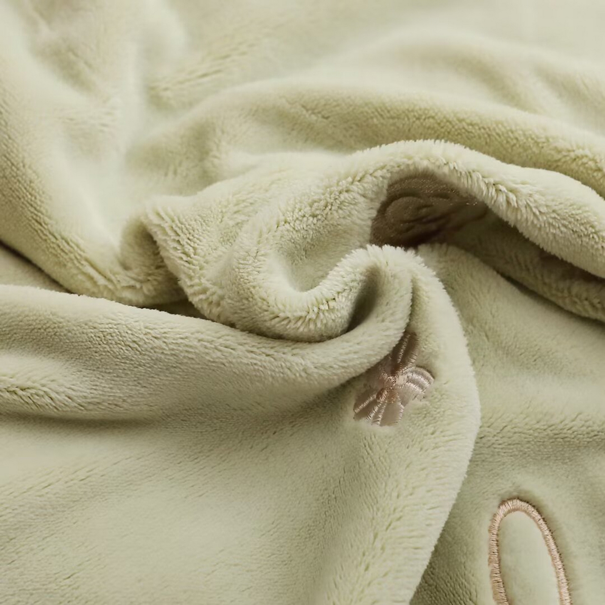 91家纺网 家纺一手货源 找家纺 棉生活家纺 2025新款高奢工艺260克A类牛奶绒兔毛贴布绣四件套-秀妍 秀妍-青草绿