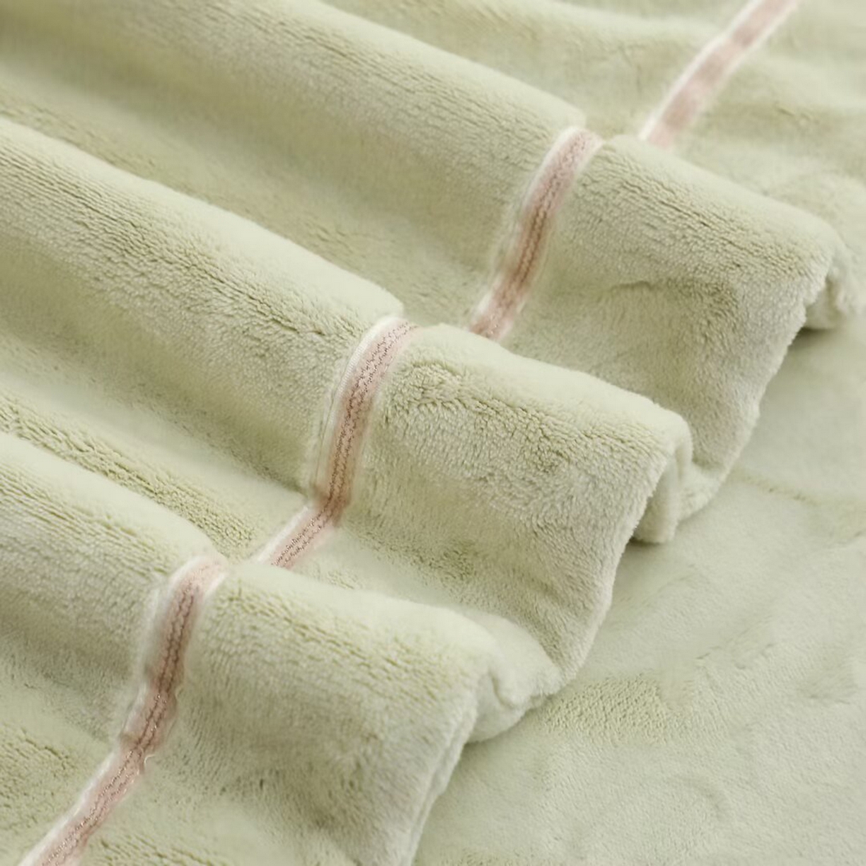 91家纺网 家纺一手货源 找家纺 棉生活家纺 2025新款高奢工艺260克A类牛奶绒兔毛贴布绣四件套-秀妍 秀妍-青草绿