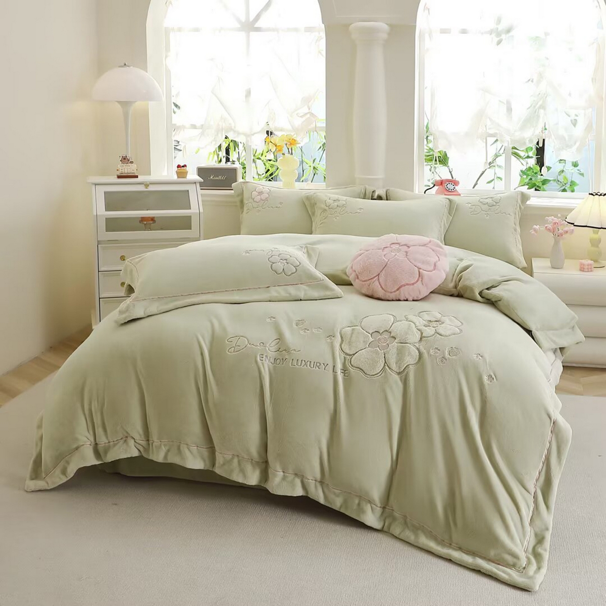 91家纺网 家纺一手货源 找家纺 棉生活家纺 2025新款高奢工艺260克A类牛奶绒兔毛贴布绣四件套-秀妍 秀妍-青草绿