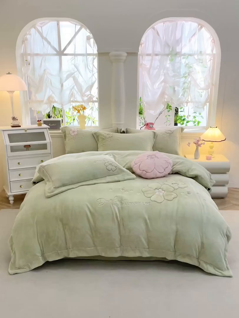91家纺网 家纺一手货源 找家纺 棉生活家纺 2025新款高奢工艺260克A类牛奶绒兔毛贴布绣四件套-秀妍 秀妍-青草绿