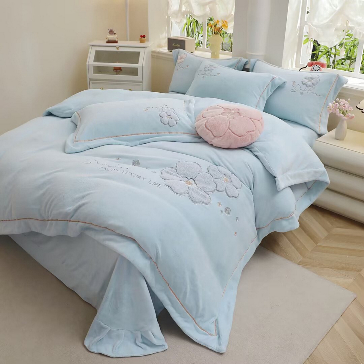 91家纺网 家纺一手货源 找家纺 棉生活家纺 2025新款高奢工艺260克A类牛奶绒兔毛贴布绣四件套-秀妍 秀妍-天空兰