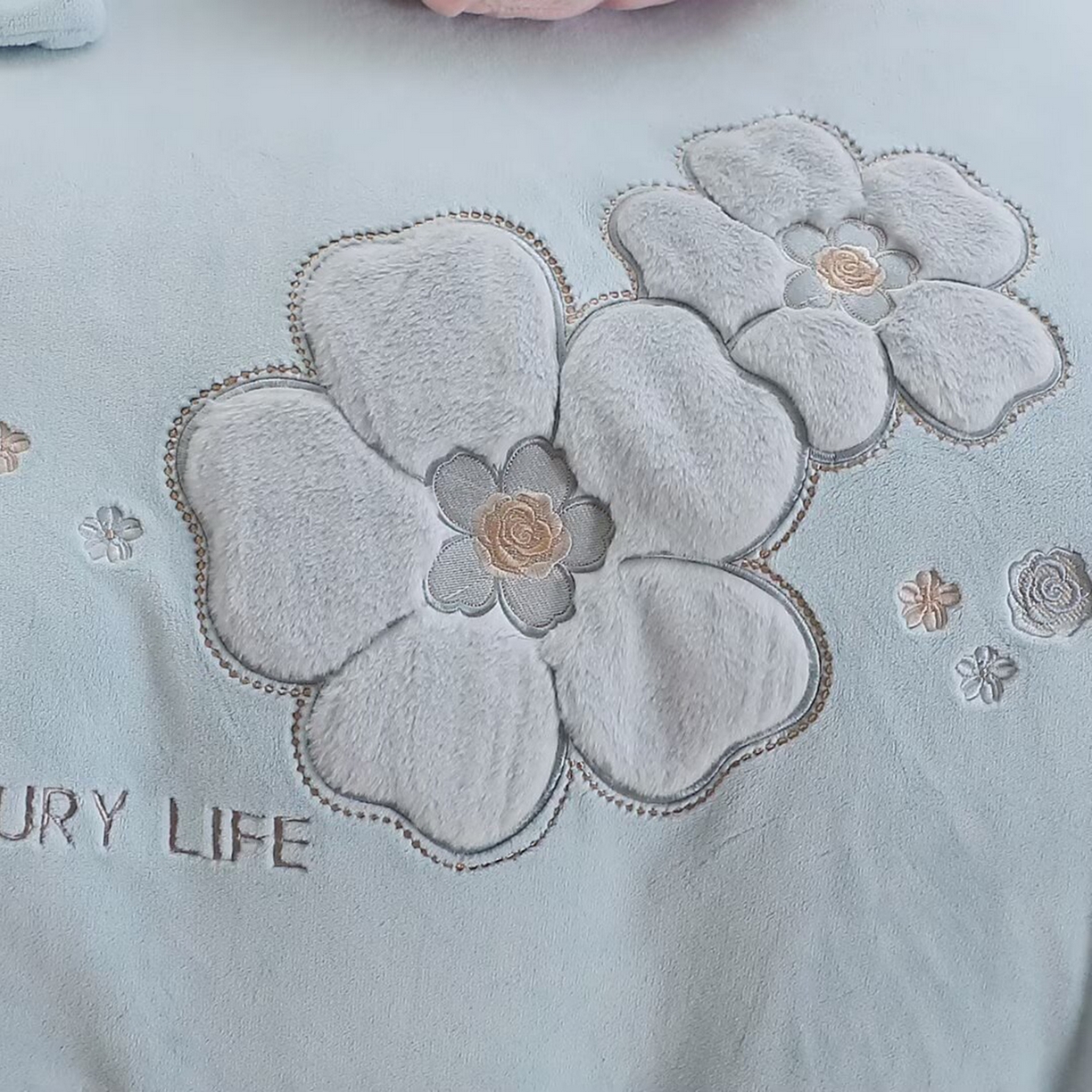 91家纺网 家纺一手货源 找家纺 棉生活家纺 2025新款高奢工艺260克A类牛奶绒兔毛贴布绣四件套-秀妍 秀妍-天空兰