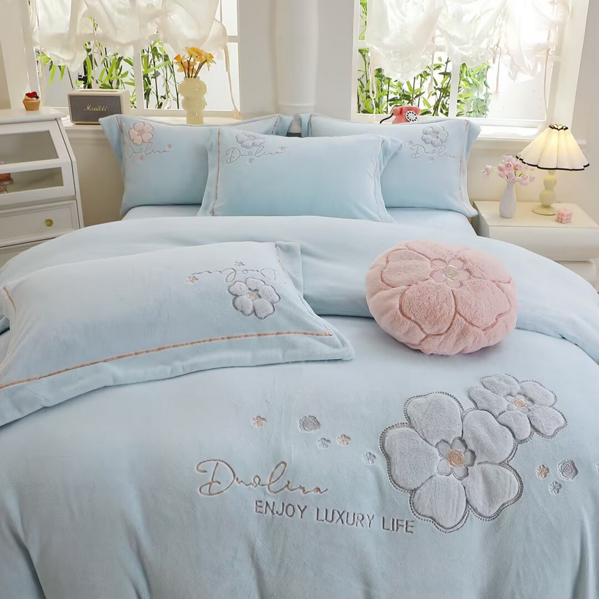 91家纺网 家纺一手货源 找家纺 棉生活家纺 2025新款高奢工艺260克A类牛奶绒兔毛贴布绣四件套-秀妍 秀妍-天空兰