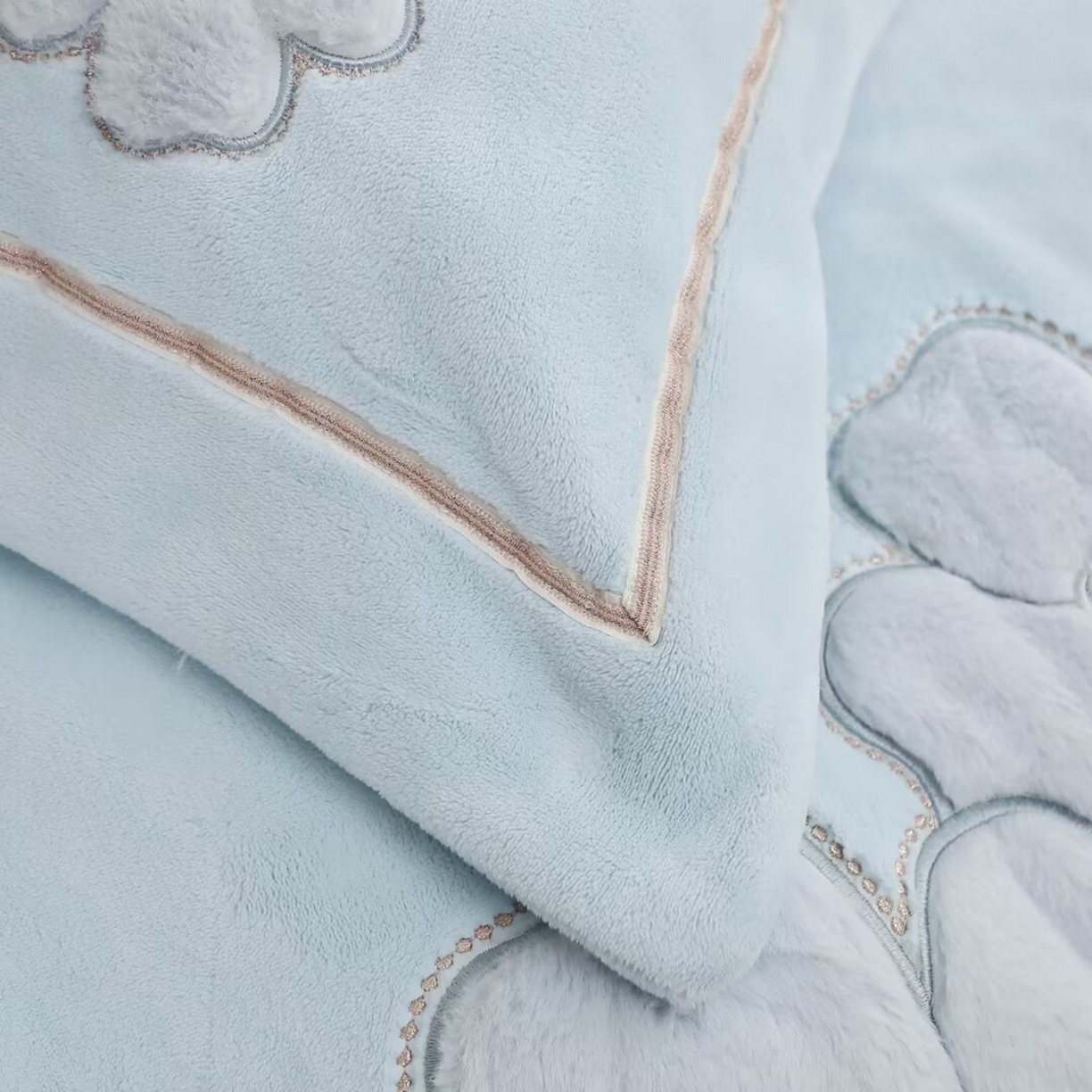 91家纺网 家纺一手货源 找家纺 棉生活家纺 2025新款高奢工艺260克A类牛奶绒兔毛贴布绣四件套-秀妍 秀妍-天空兰