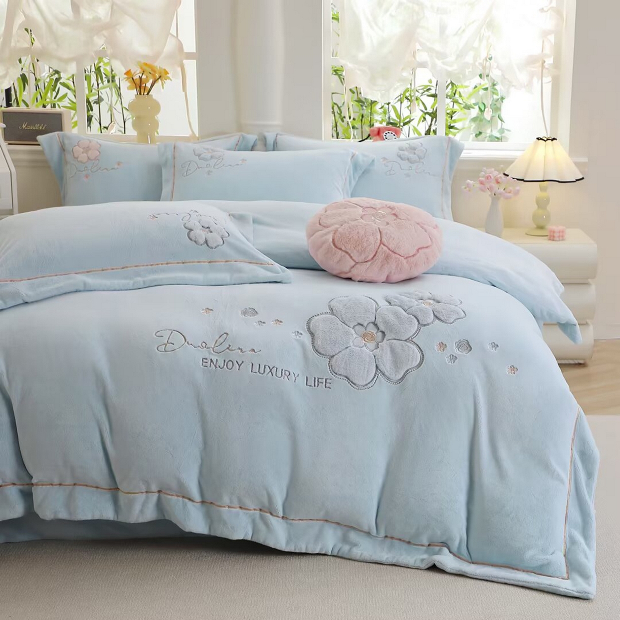 91家纺网 家纺一手货源 找家纺 棉生活家纺 2025新款高奢工艺260克A类牛奶绒兔毛贴布绣四件套-秀妍 秀妍-天空兰