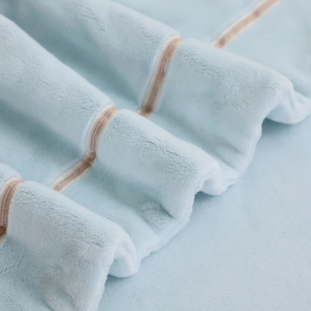 91家纺网 家纺一手货源 找家纺 棉生活家纺 2025新款高奢工艺260克A类牛奶绒兔毛贴布绣四件套-秀妍 秀妍-天空兰