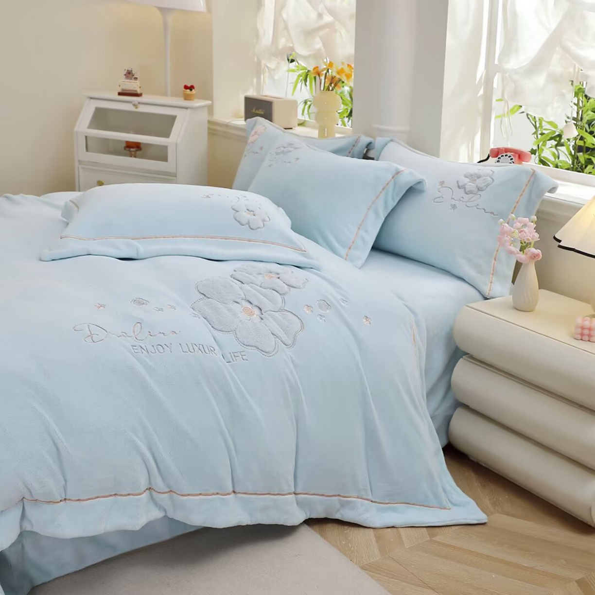 91家纺网 家纺一手货源 找家纺 棉生活家纺 2025新款高奢工艺260克A类牛奶绒兔毛贴布绣四件套-秀妍 秀妍-天空兰