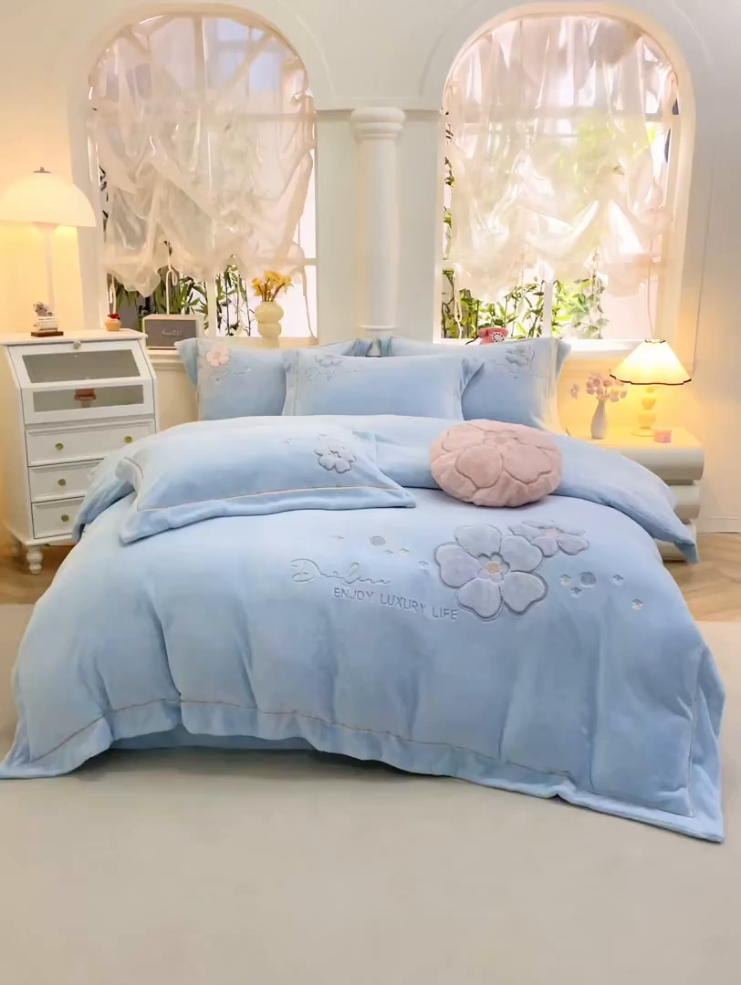 91家纺网 家纺一手货源 找家纺 棉生活家纺 2025新款高奢工艺260克A类牛奶绒兔毛贴布绣四件套-秀妍 秀妍-天空兰