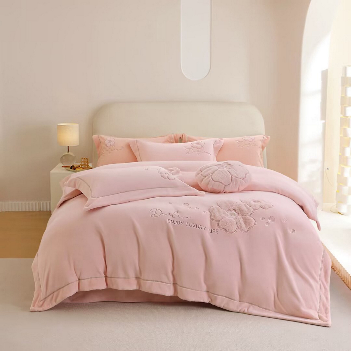 棉生活家纺 2025新款高奢工艺260克A类牛奶绒兔毛贴布绣四件套-秀妍 秀妍-樱花粉
