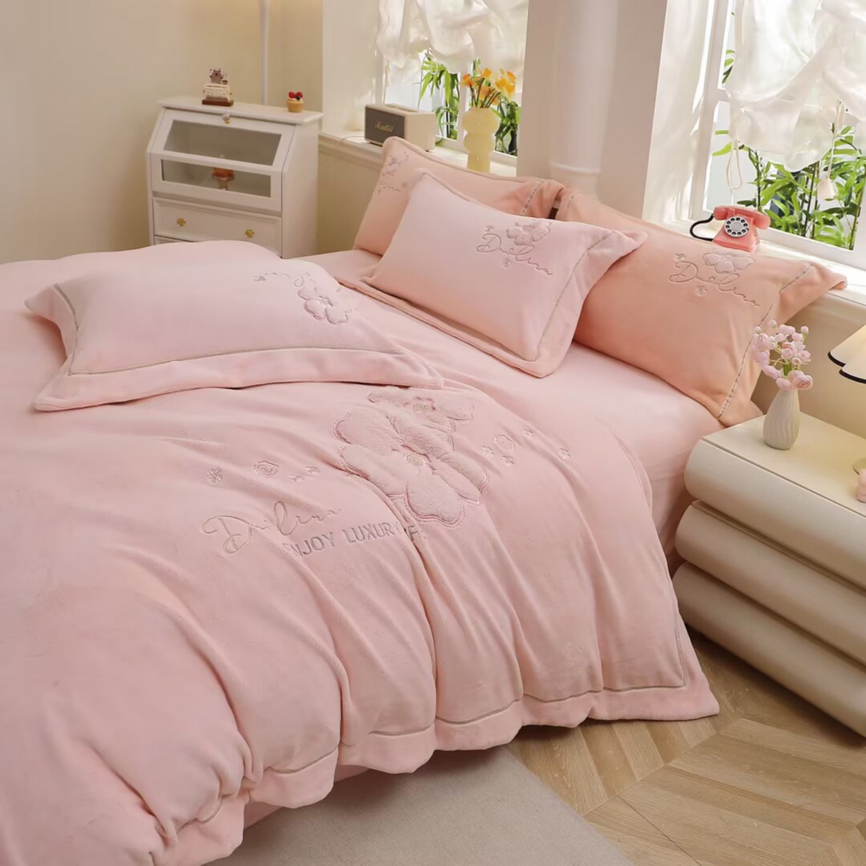 91家纺网 家纺一手货源 找家纺 棉生活家纺 2025新款高奢工艺260克A类牛奶绒兔毛贴布绣四件套-秀妍 秀妍-樱花粉