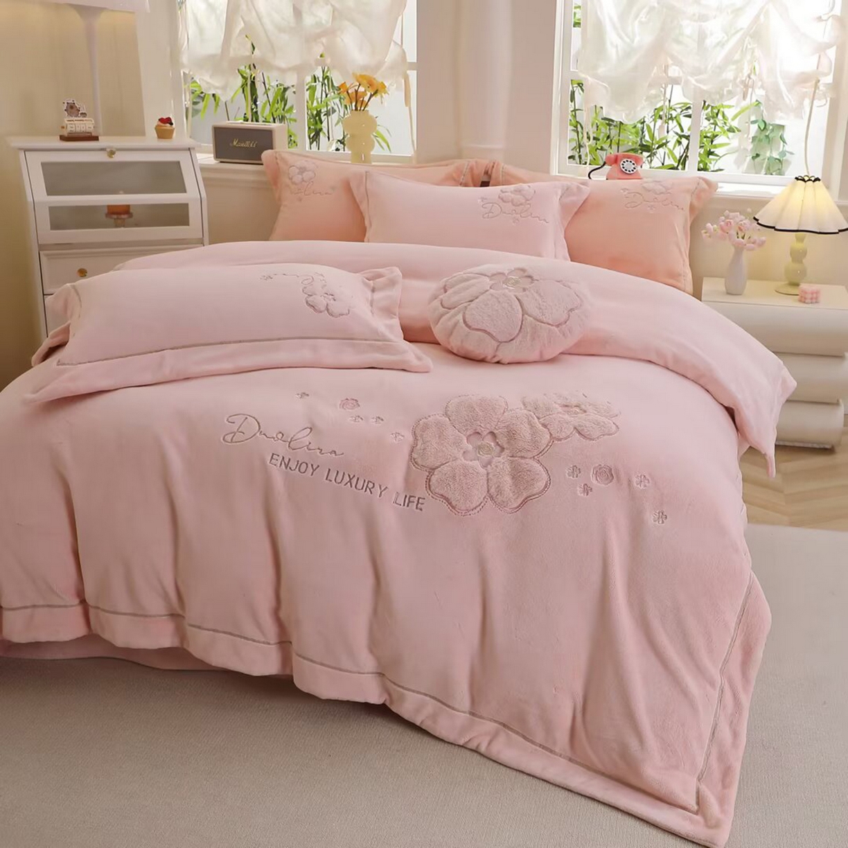 91家纺网 家纺一手货源 找家纺 棉生活家纺 2025新款高奢工艺260克A类牛奶绒兔毛贴布绣四件套-秀妍 秀妍-樱花粉