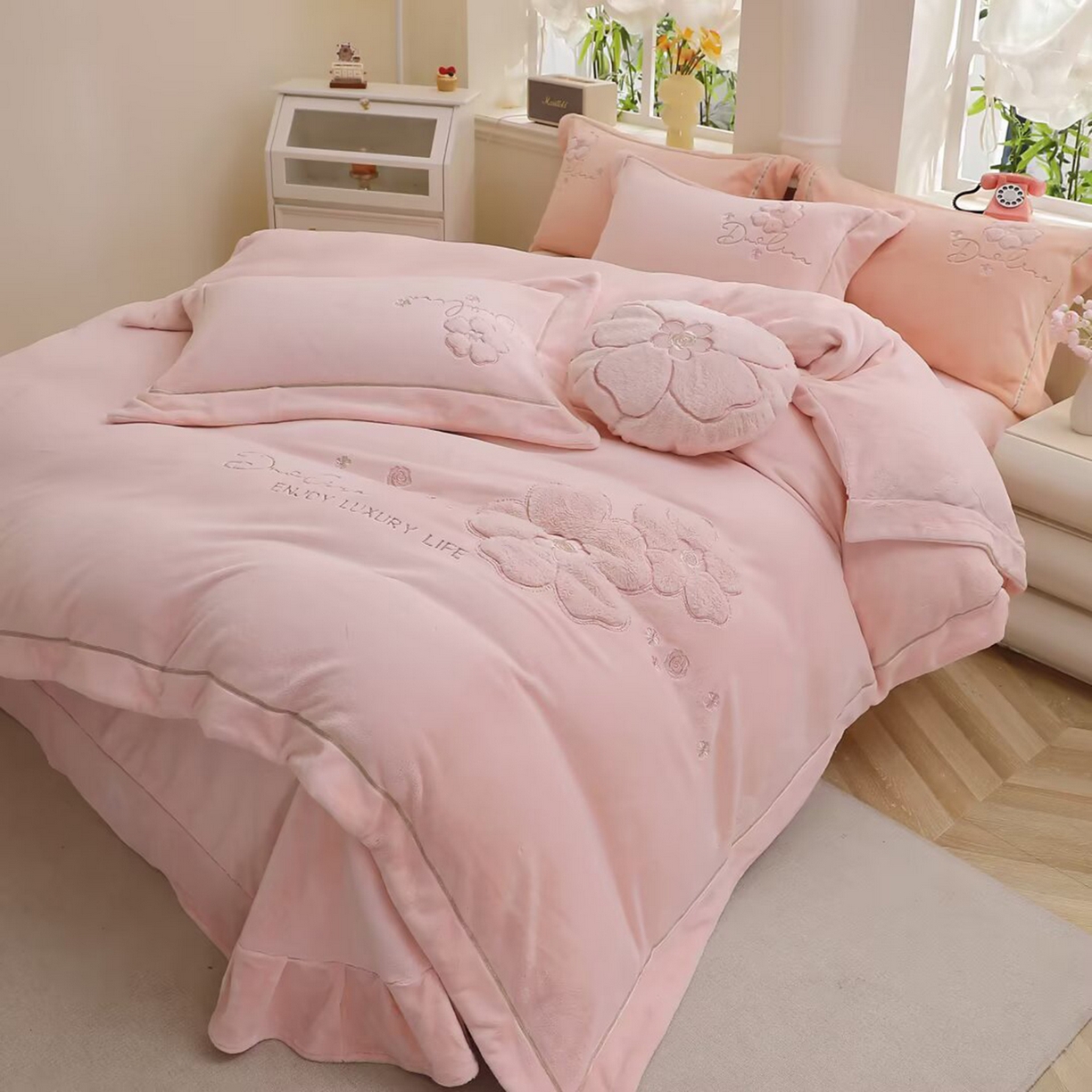 91家纺网 家纺一手货源 找家纺 棉生活家纺 2025新款高奢工艺260克A类牛奶绒兔毛贴布绣四件套-秀妍 秀妍-樱花粉
