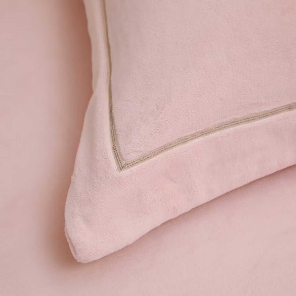 91家纺网 家纺一手货源 找家纺 棉生活家纺 2025新款高奢工艺260克A类牛奶绒兔毛贴布绣四件套-秀妍 秀妍-樱花粉