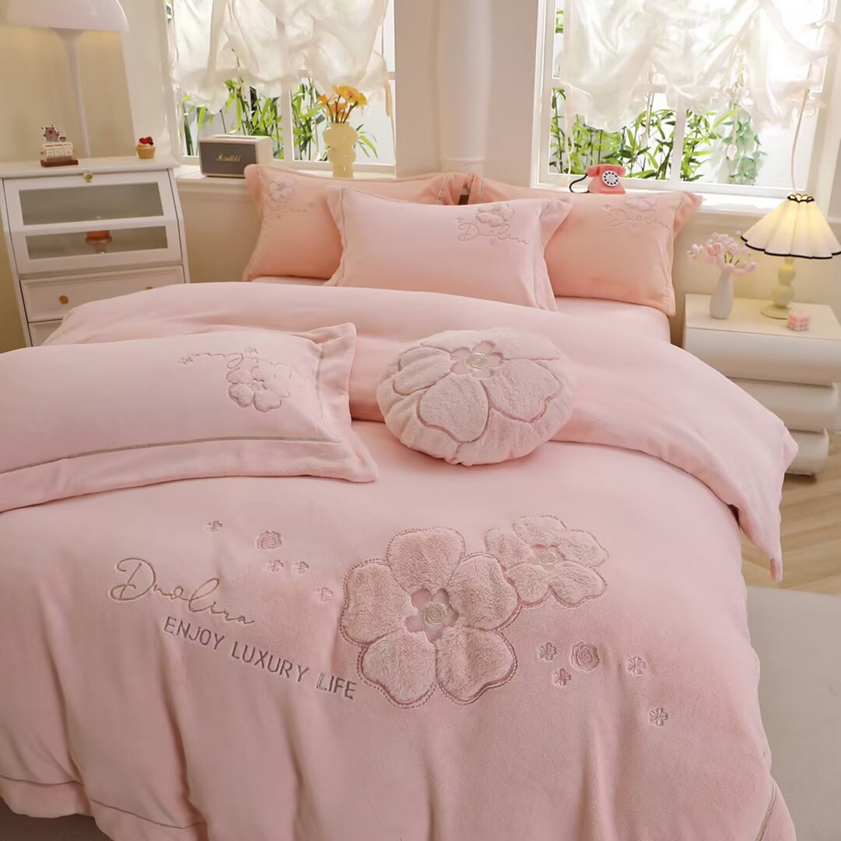 91家纺网 家纺一手货源 找家纺 棉生活家纺 2025新款高奢工艺260克A类牛奶绒兔毛贴布绣四件套-秀妍 秀妍-樱花粉