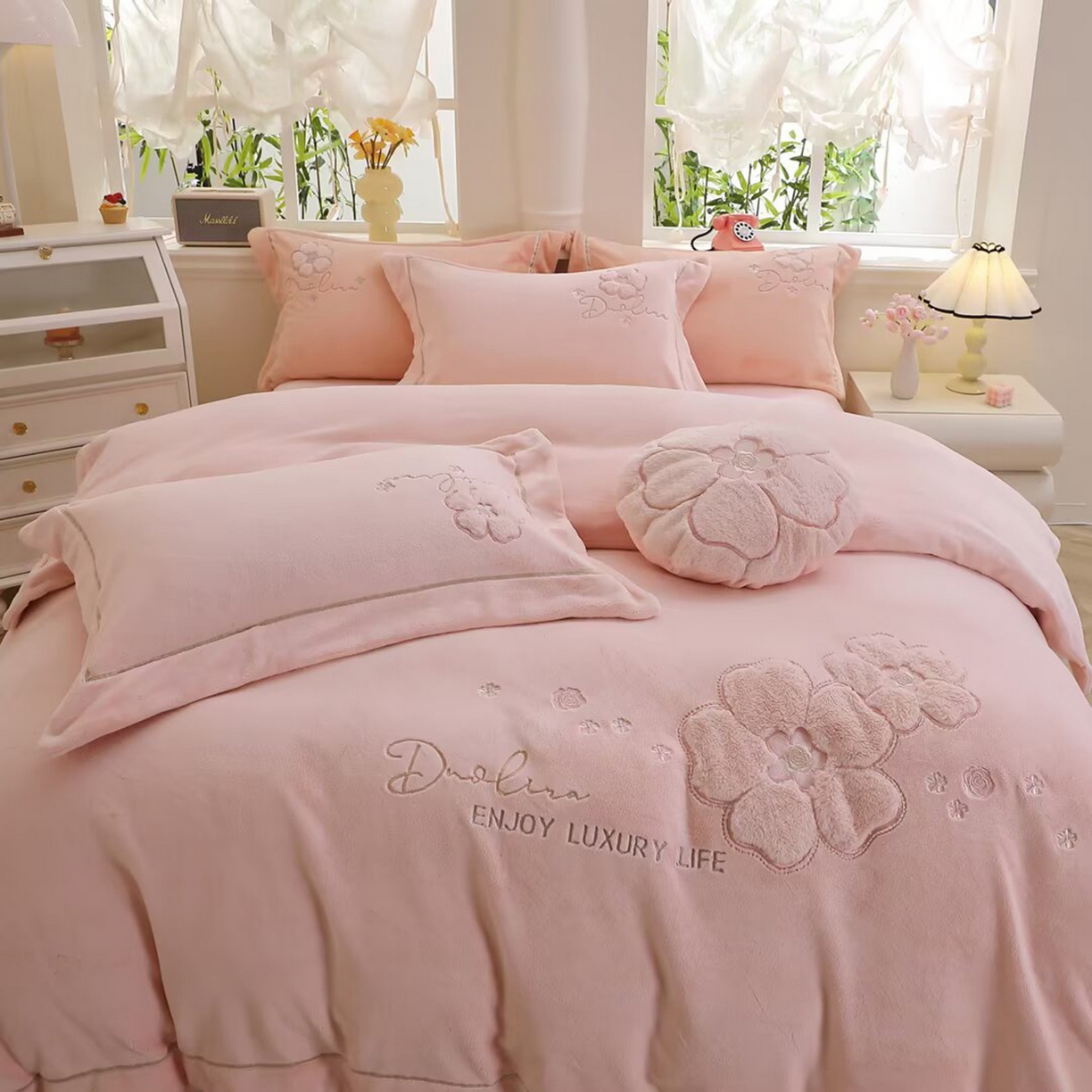 91家纺网 家纺一手货源 找家纺 棉生活家纺 2025新款高奢工艺260克A类牛奶绒兔毛贴布绣四件套-秀妍 秀妍-樱花粉