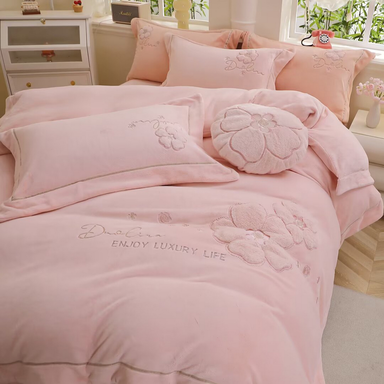 91家纺网 家纺一手货源 找家纺 棉生活家纺 2025新款高奢工艺260克A类牛奶绒兔毛贴布绣四件套-秀妍 秀妍-樱花粉