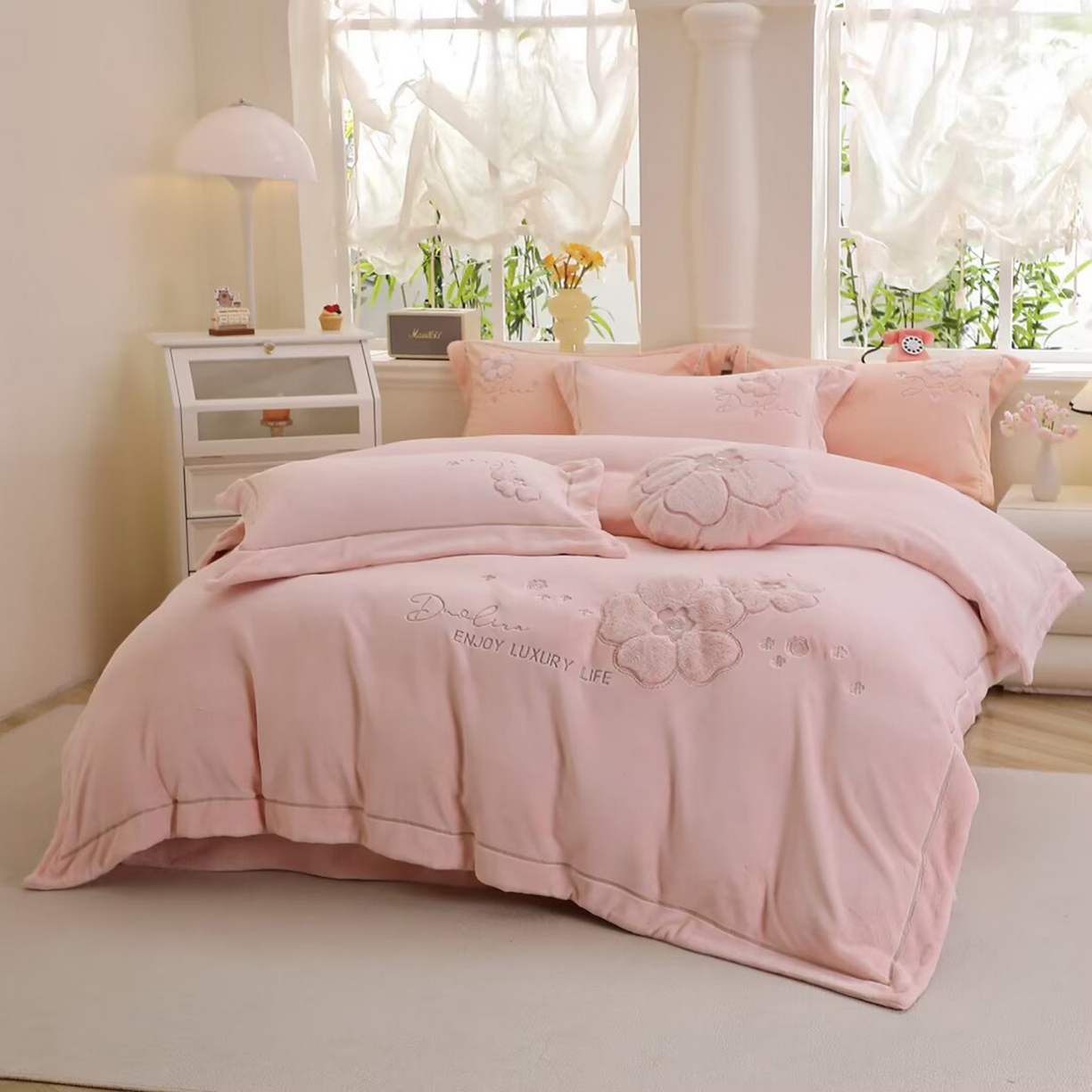 91家纺网 家纺一手货源 找家纺 棉生活家纺 2025新款高奢工艺260克A类牛奶绒兔毛贴布绣四件套-秀妍 秀妍-樱花粉