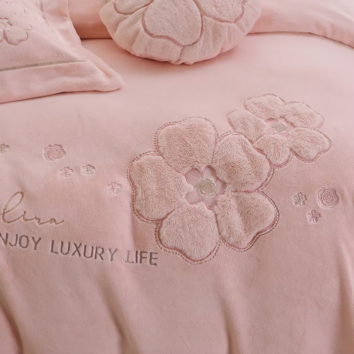 91家纺网 家纺一手货源 找家纺 棉生活家纺 2025新款高奢工艺260克A类牛奶绒兔毛贴布绣四件套-秀妍 秀妍-樱花粉